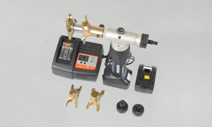 Аккумуляторный инструмент для аксиальной системы